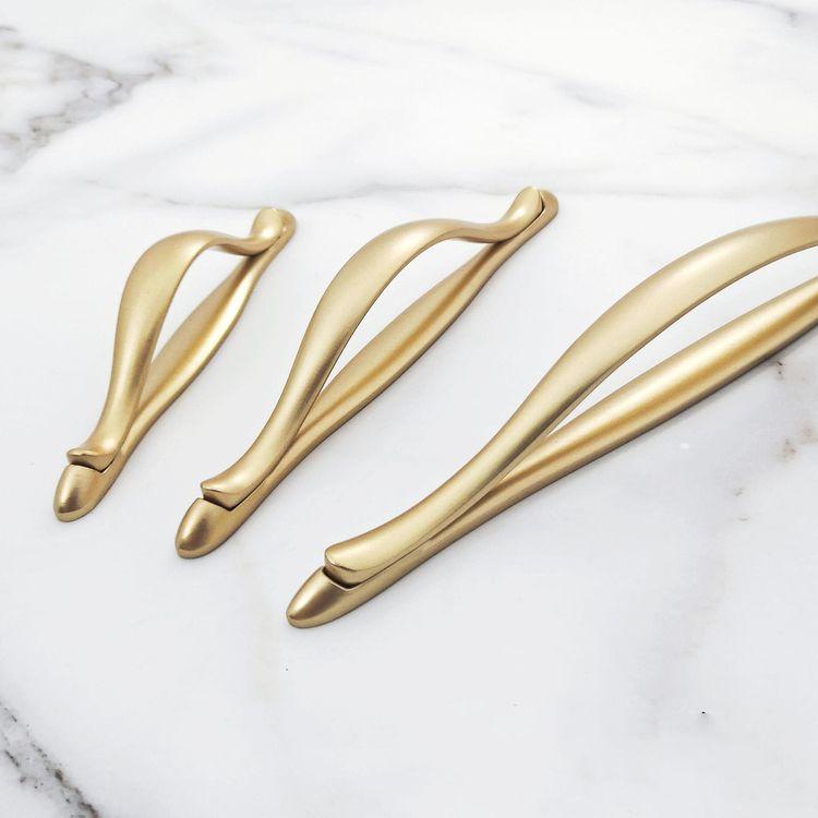 Modern Solid Zinc Alloy Cabinet Door Curve Handle Black Wardrobe Drawer Cabinet Arc Handles