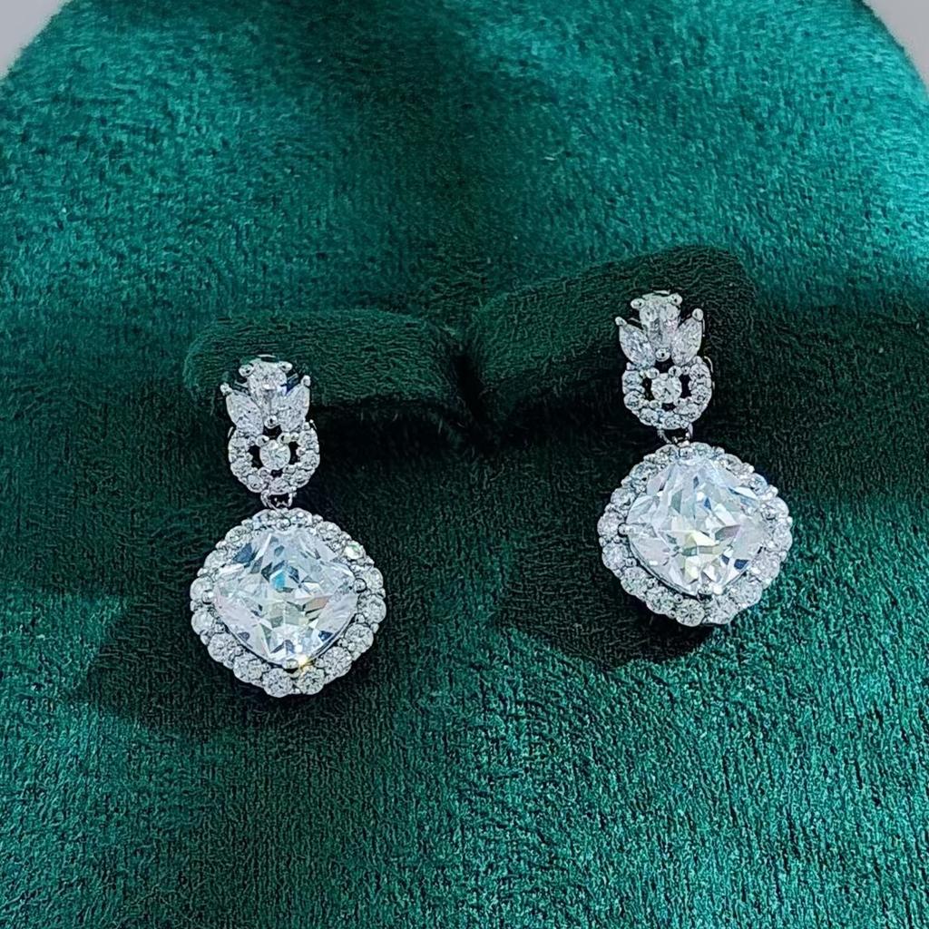 Temperament: Versatile light luxury, high-end super glitter, diamond crown, zircon stud earrings, pink gemstone sugar cube earrings