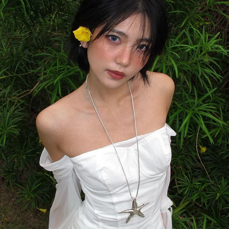 Retro Spicy Starfish Necklace: Long Silver Frosted Chain with Textured Star Pendant