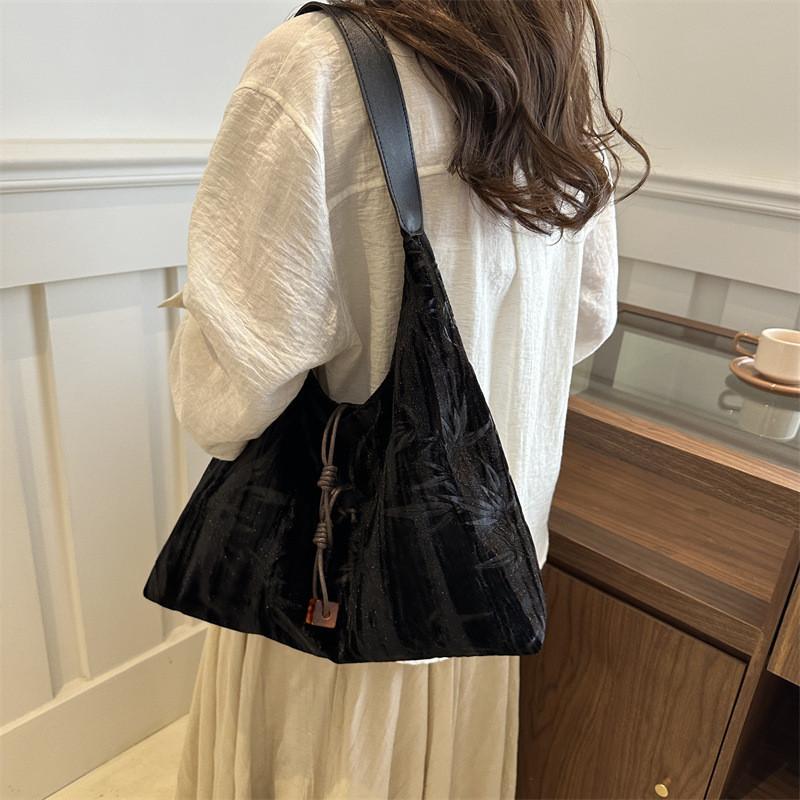 New Chinese Style Large Capacity Shoulder Bag For Daily Use With Trendy Appeal