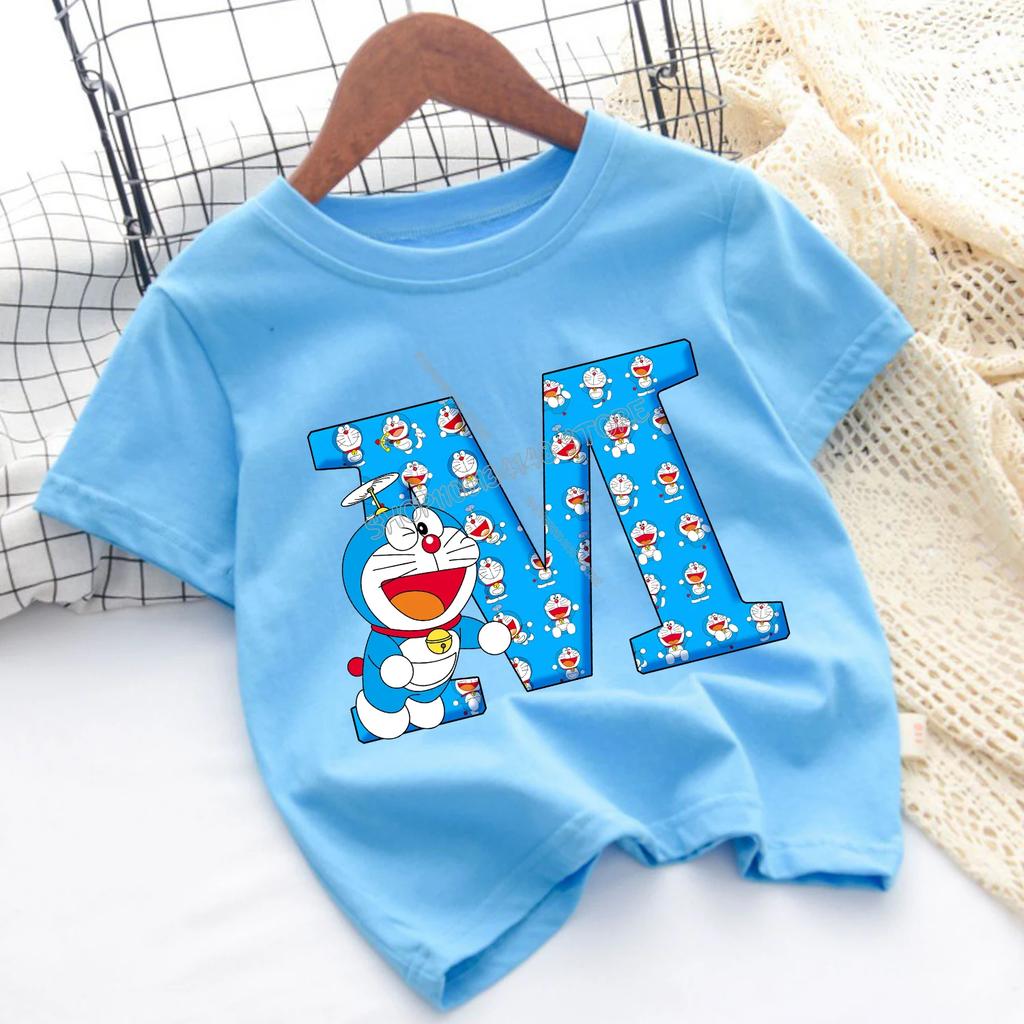 Doraemon Neues T-Shirt für Kinder Blau Buchstabe A-Z Tee Top Kawaii Cartoon Rundhals Kleidung Mode Kinder Anime Kleidung Geschenk