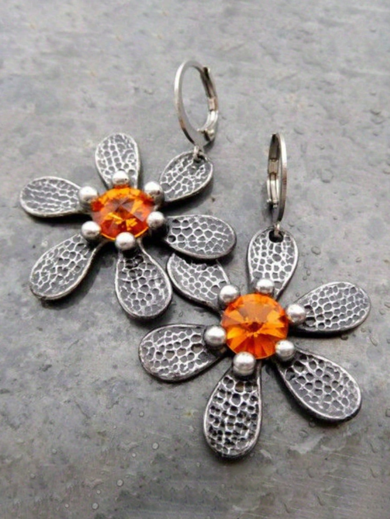 

A pair of creative flower pearl earrings, paired with retro style metal and silver women s pendant earrings, suitable for daily wear