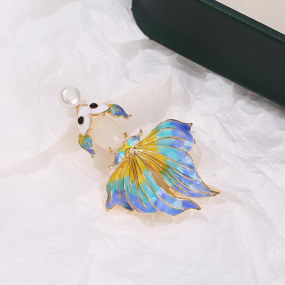 Personalized Enamel Colored Goldfish Brooch, Pearl Gradient Color, Exquisite Fish Tail Decoration, Brooch Chest Flower
