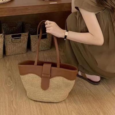 Tragetaschen mit großem Fassungsvermögen sind diesen Sommer beliebt für den Weg zur Arbeit. Taschen aus Rattan-Geflecht, einzelne Schulter, Achsel, aus Gras geflochtene Taschen für Damen