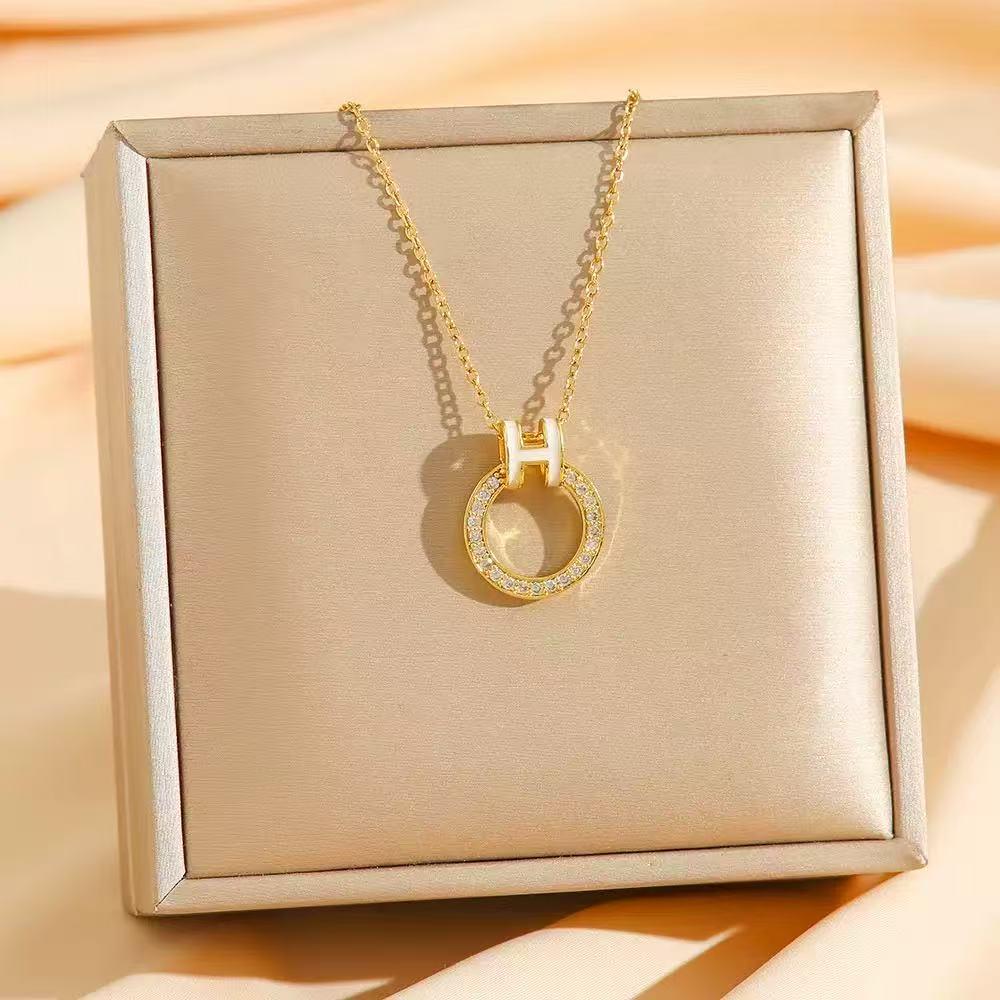 Vintage Titanium Steel Women's Pearl Pendant Necklace - Light Luxury Clavicle Chain