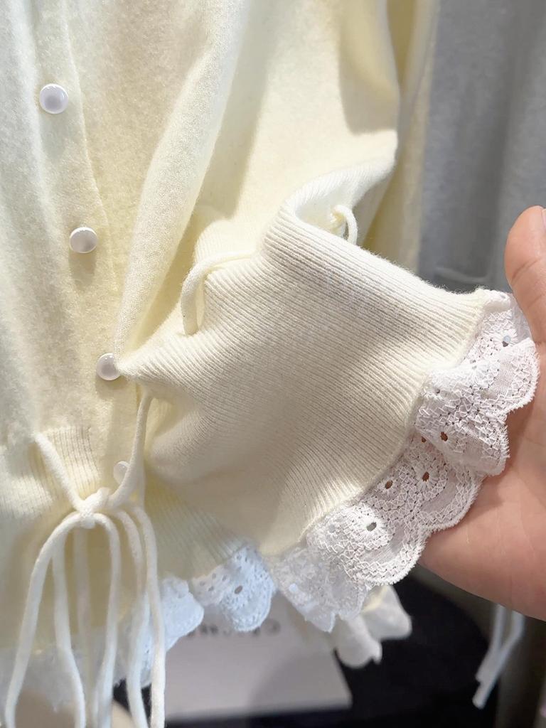 Damen Slim Fit Strickjacke mit Spitze und Patchwork - Petite, Fake Zweiteiler, Herbst/Winter 2025