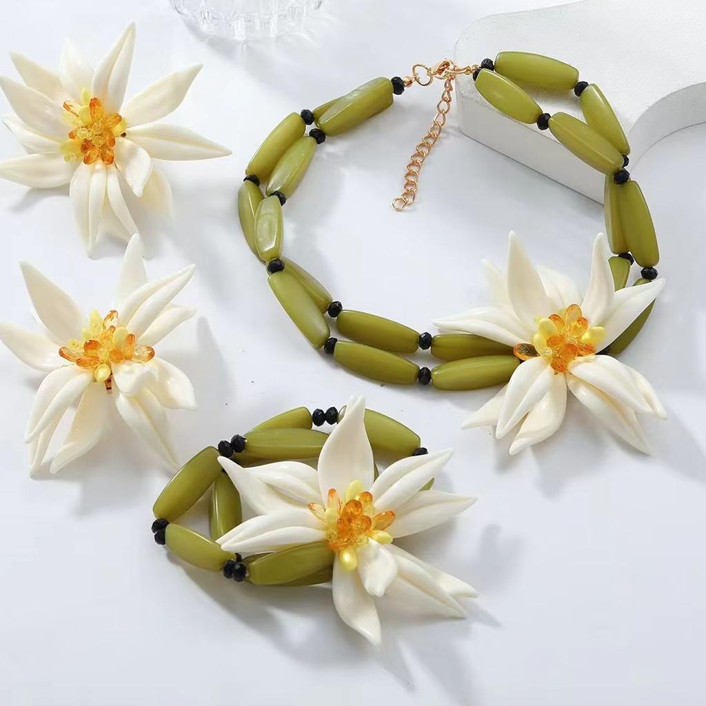 Neue handgefertigte Perlen-Choker-Halskette mit großer Blume