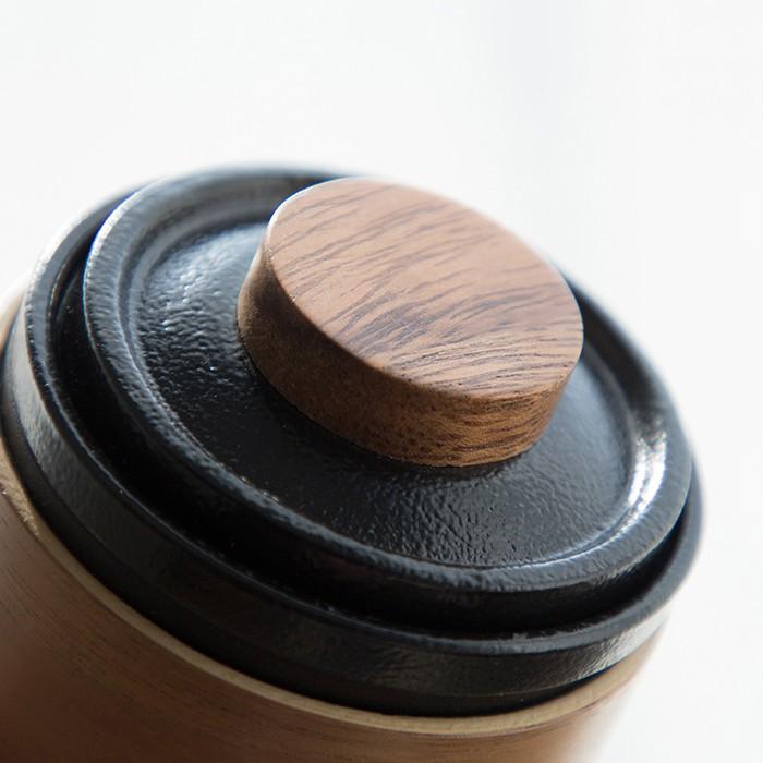 Svart keramiskt snabbte-set med en tekanna och fyra koppar