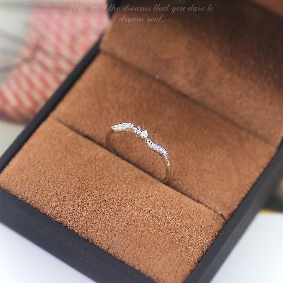 Elegant Leaf-Shaped Couple Rings with Diamonds: Luxury Women's Accessory
