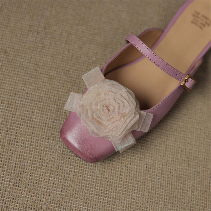 Mode Neue Sommer Hausschuhe Echtes Leder Hausschuhe für Damen Mode Blume Quadratische Zehenschuhe Niedrige Absätze Zehenbedeckende Hausschuhe Sandalen