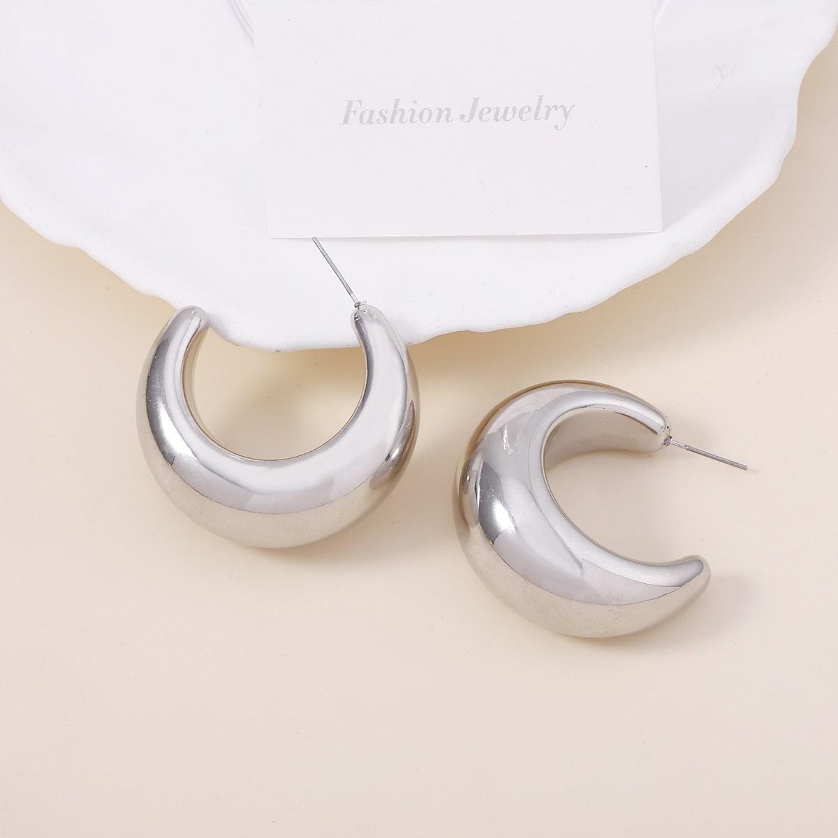 

Glossy, fashionable and exaggerated C-shaped European and American cold style stud earrings, simple and versatile, trendy street style for women