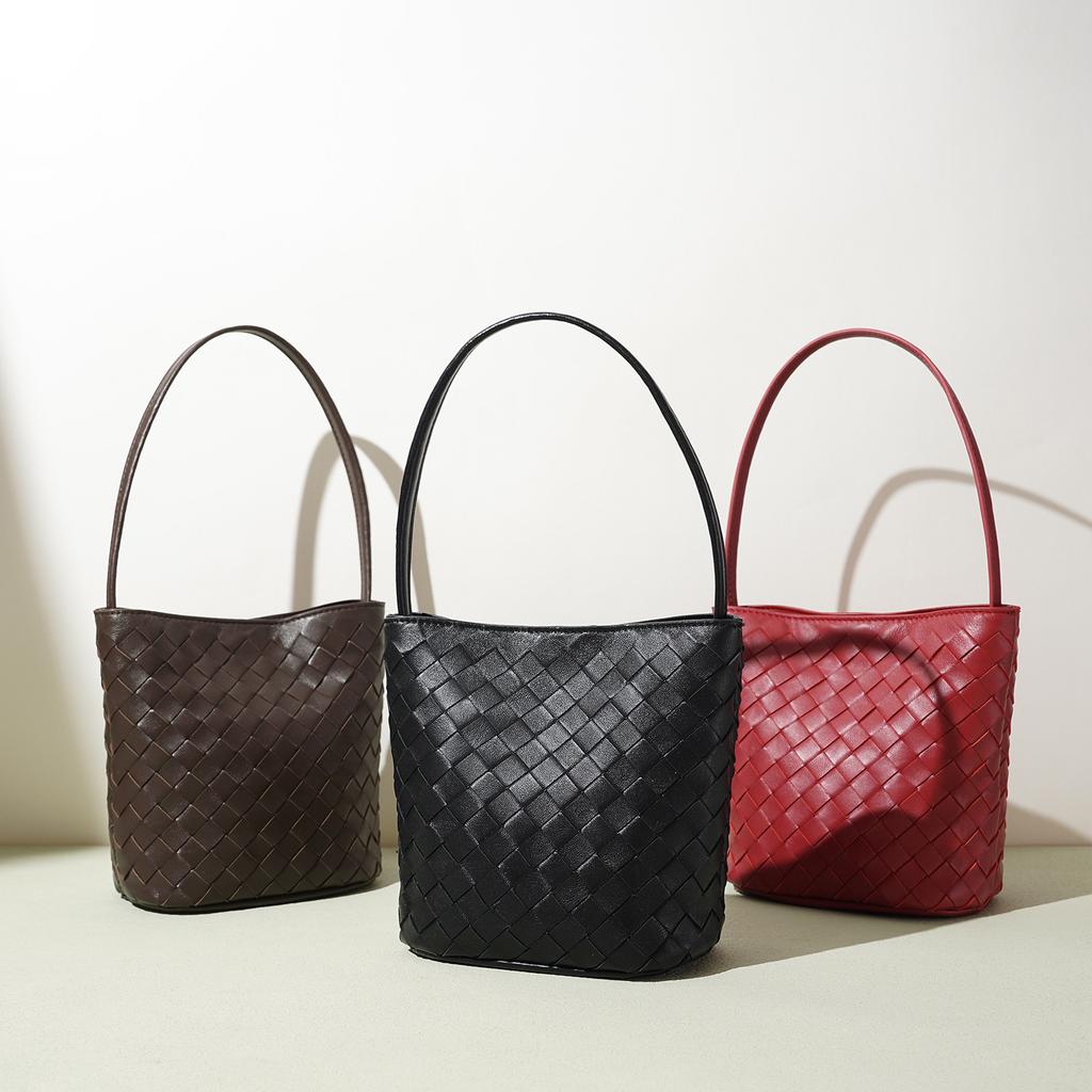 New Sheepskin Fashion High-end Woven Crossbody Bag, Versatile Trendy Shoulder Bucket Commuter Bag for Women