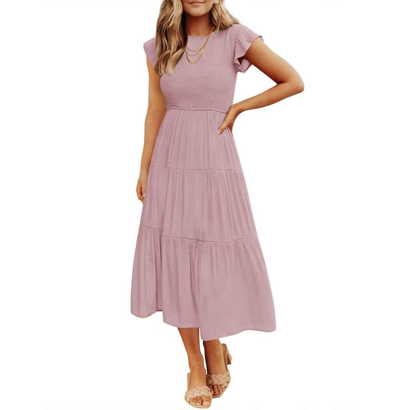 Ein gestuftes Kurzarmkleid mit Volantärmeln und Falten