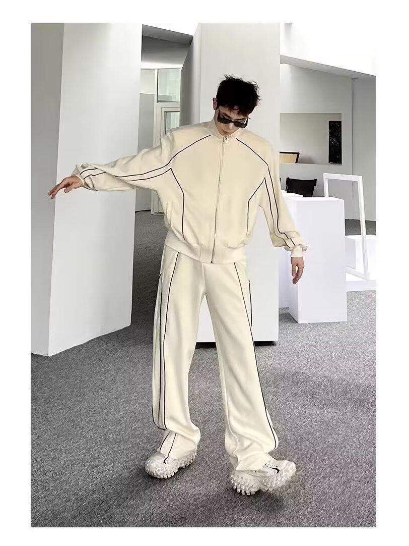 

Чоловічий повсякденний двокомпонентний костюм високого класу з виразними лініями та нейтральними широкими штанами вільного крою. XL білий