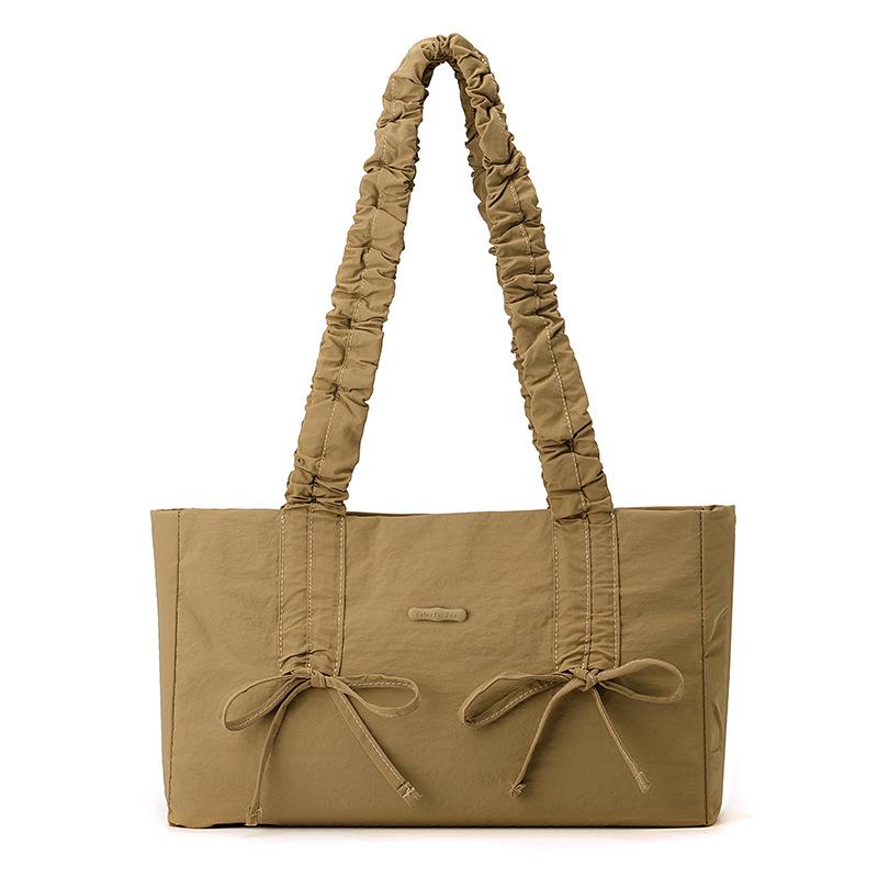 

У Хан Сохи такая же милая, маленькая и свежая сумка через плечо с плиссированным бантом и большой вместимости на шнурке. хаки