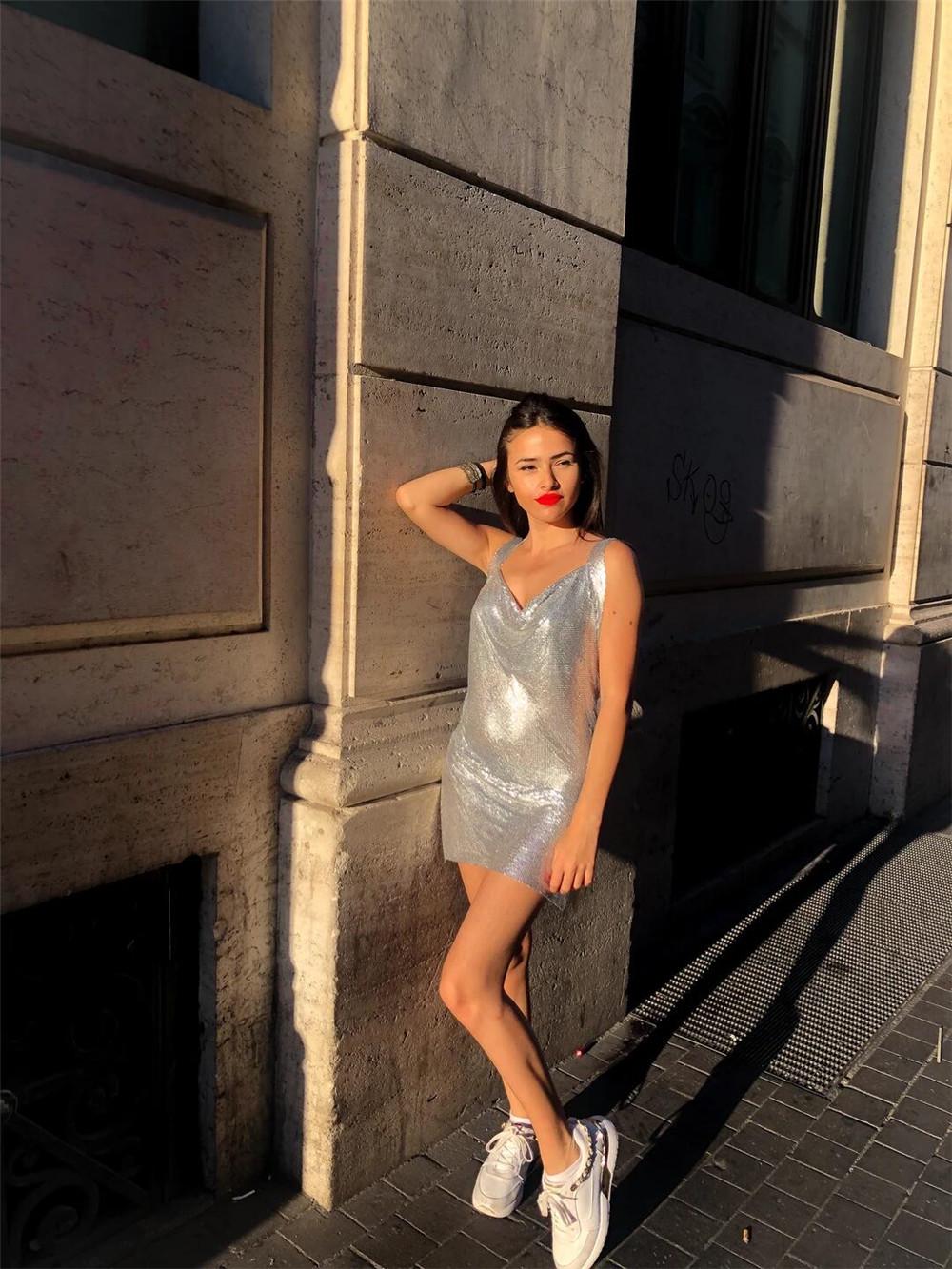 

Платье с глубоким вырезом и металлическими пайетками LBZ1352 Medium