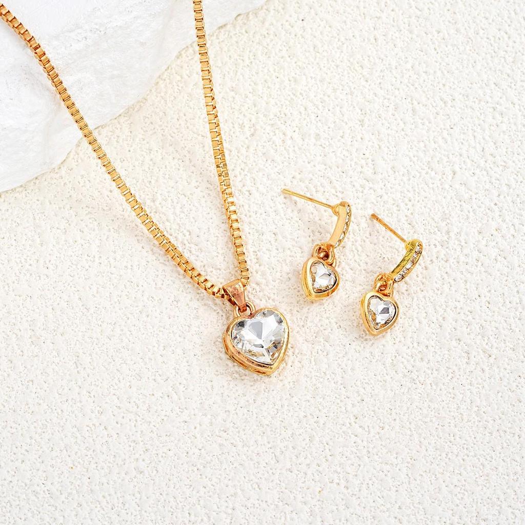 Elegant European and American Pearl Necklace and Earrings Set