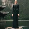 Elegantes schweres Perlen-Langarm-Diamant-Langkleid