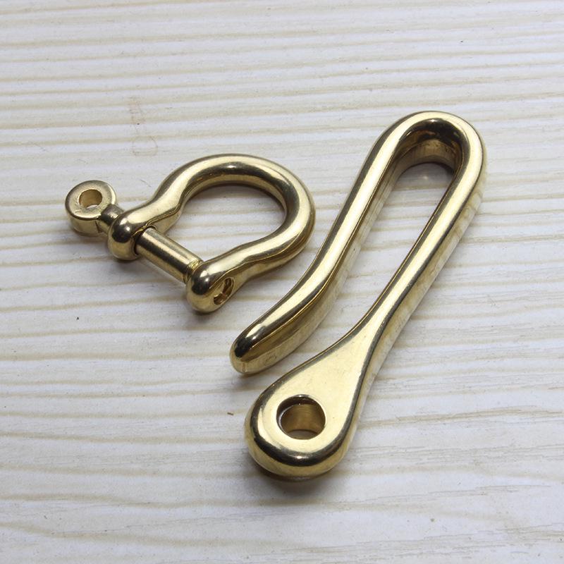 Handgefertigter Edelstahl-Schlüsselanhänger mit Leder-Gürtelschlaufe - Klassisches Sportaccessoire für Herren