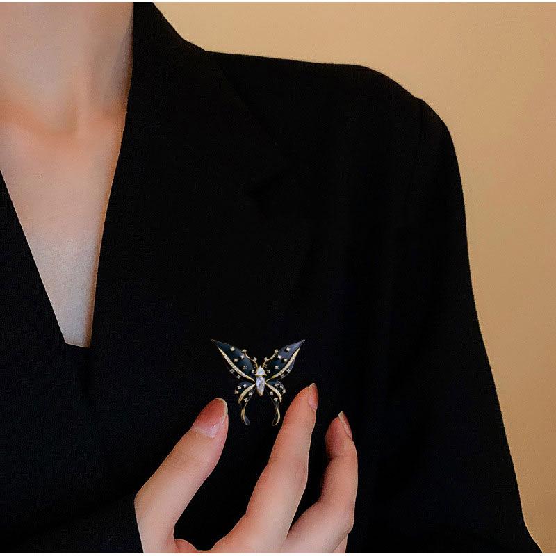 SUYU Vintage Black Butterfly Brooch With Slightly Inlaid Cubic Zirconia Insect Clothing Accessories
