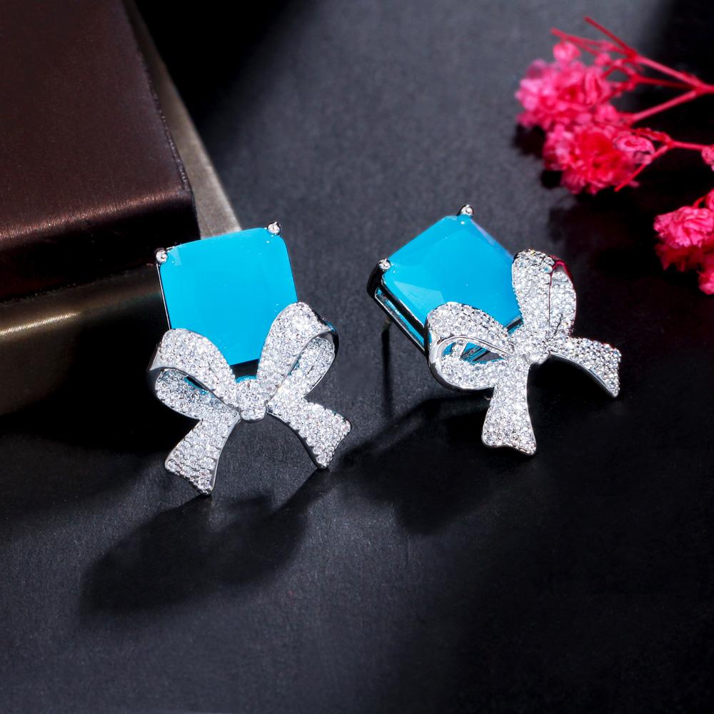 CMM Einzigartige Ohrstecker mit winzigen Zirkonia in Rosa, Blau und Grün, geometrische Schleife