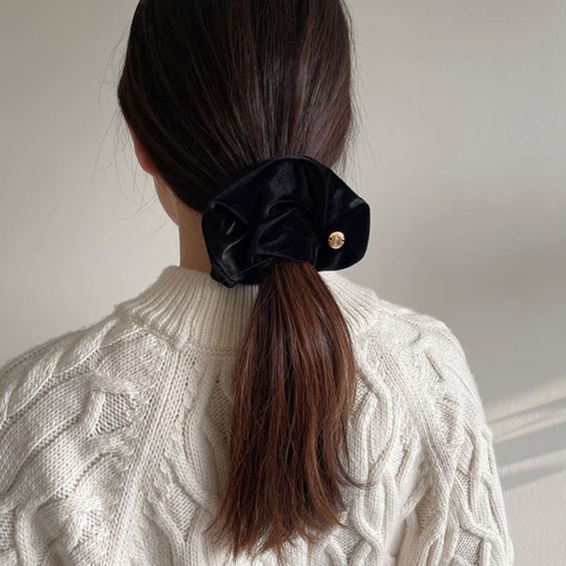 Geegee Velvet Charm Scrunchie (Black)