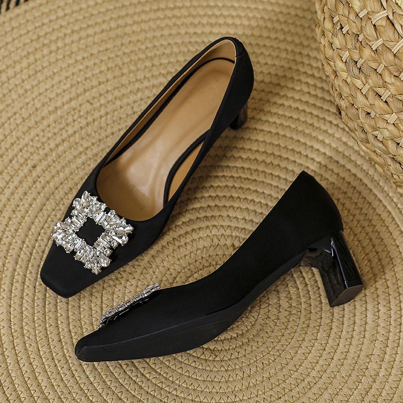 

Туфли с квадратной головкой на высоком каблуке, толстый каблук, новинка 2025 года, весна-осень, средний каблук, нишевая модная обувь, неглубокий носок, стразы, квадратная пряжка, французские одинарные туфли 34 чёрный