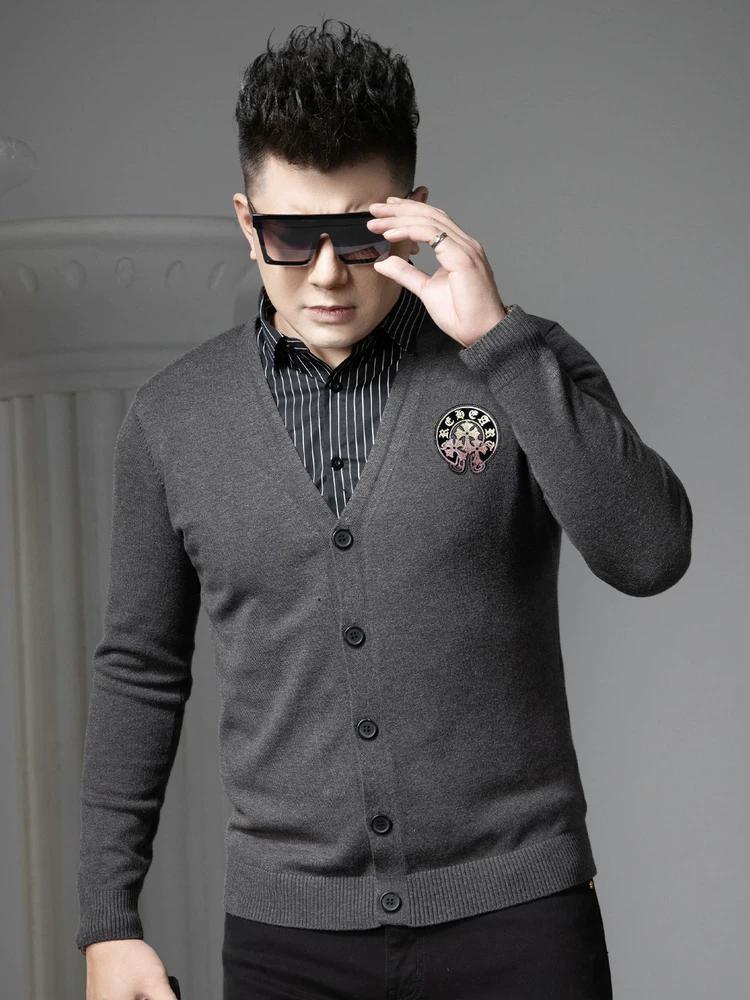 Мужской свитер в европейском стиле с эффектом двух изделий, теплая кардиганная кофта на осень и зиму, модная вязаная вещь с золотым принтом на воротнике-рубашке L чёрный