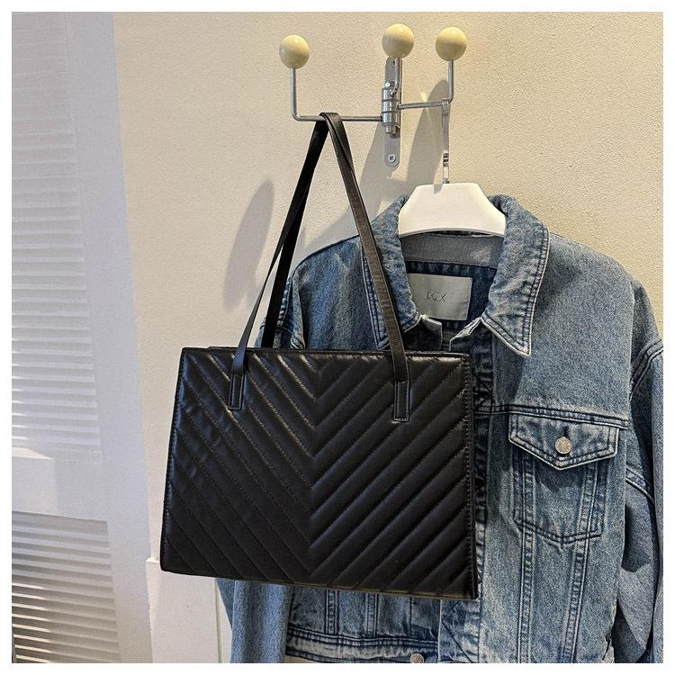 

Текстурована вишивальна нитка жіноча 2024 літня нова сумка через плече модний тренд повсякденна проста маленька квадратна сумка однотонна сумка під пахву чорний