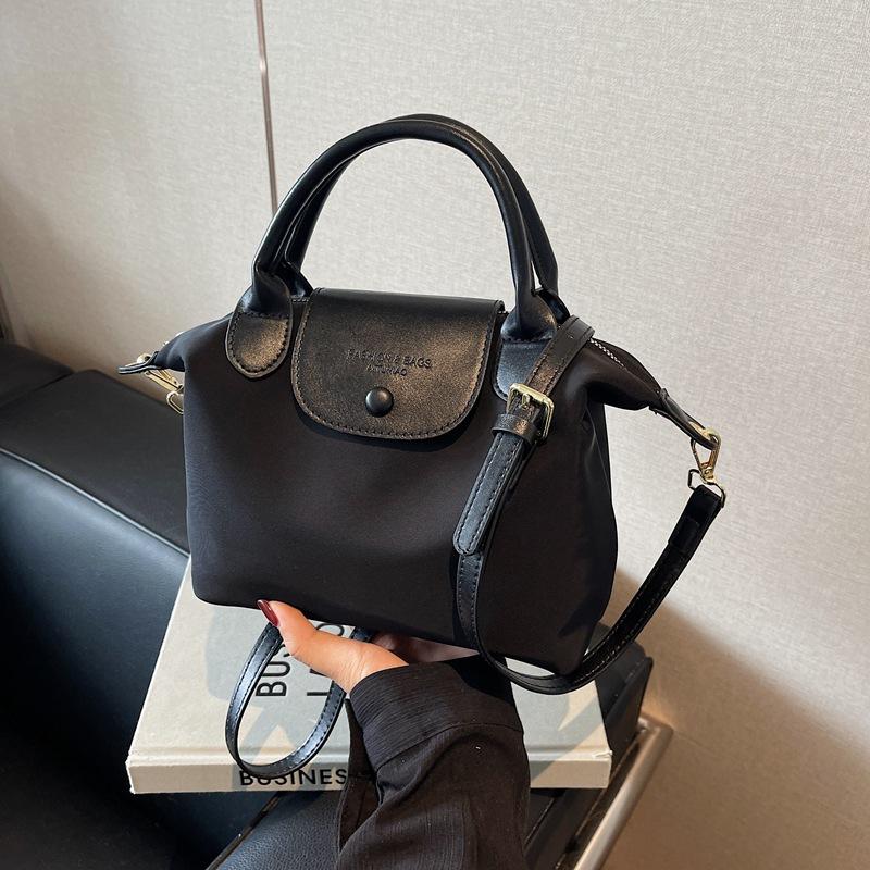 Light luxury casual high-end bag women's 2025 new lightweight nylon cloth dumpling bag commuter messenger bag