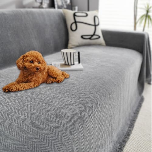 No more worrying about stains on your sofa! This water-repellent, multi-purpose sofa cover from Ouchi+Design offers a secure fit and a Nordic look (gr