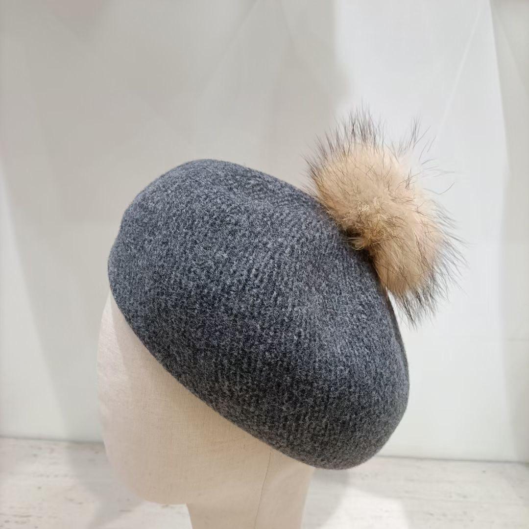 

Женский зимний шерстяной берет 2023 года с помпоном из меха енота серый