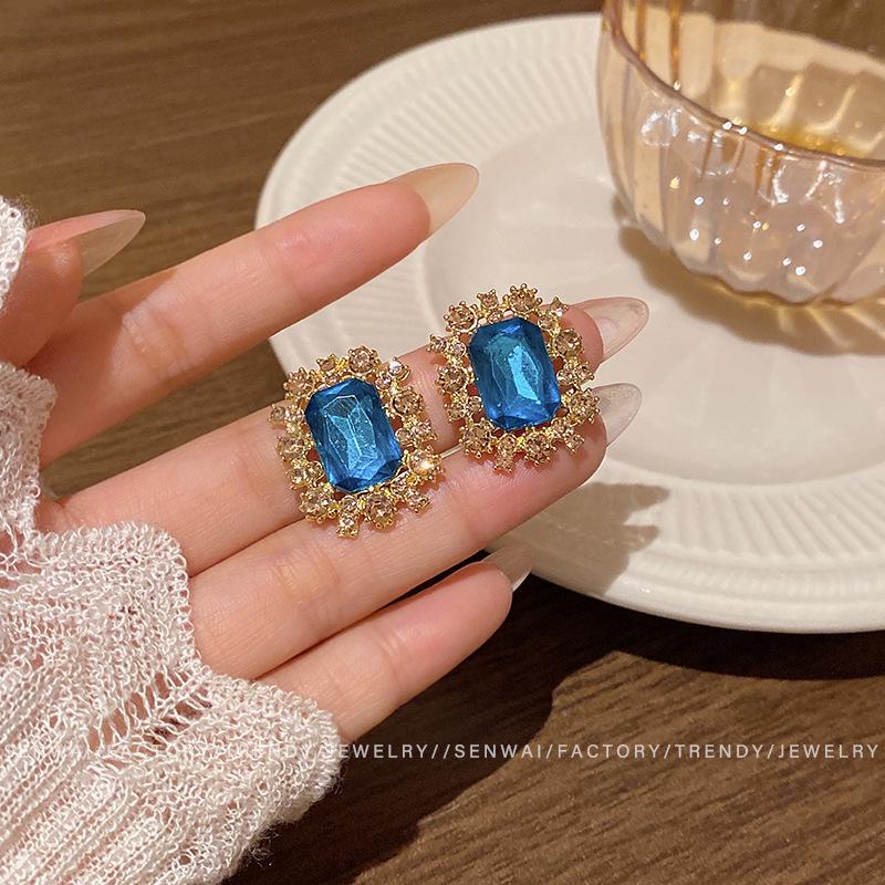 

2025 Vintage Luxury Diamond Geometric Earrings for Women