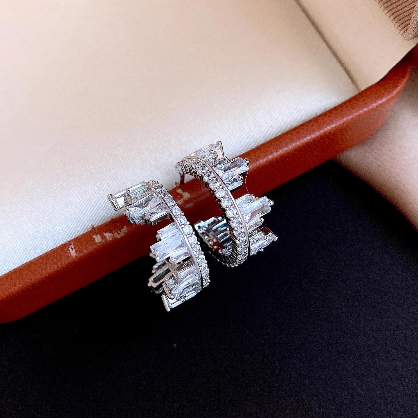 

Silver needle European and American simple irregular geometric zircon C-shaped stud earrings niche earrings exquisite earrings