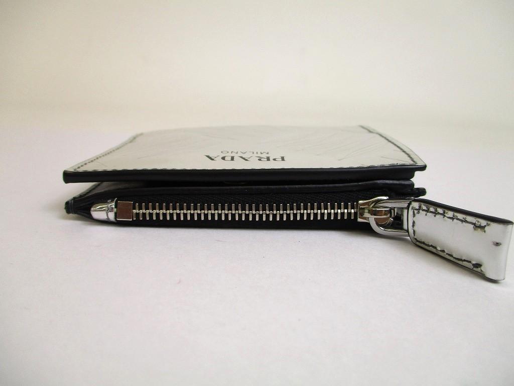 Prada Portefeuille compact à deux volets en cuir argenté et noir #a592