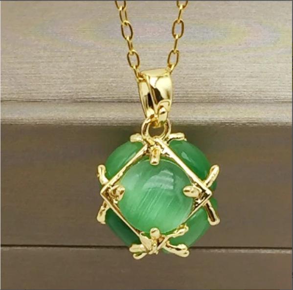 Collana con Ciondolo Farfalla Smeraldo: Catena Clavicola in Acciaio di Titanio di Lusso per Donne