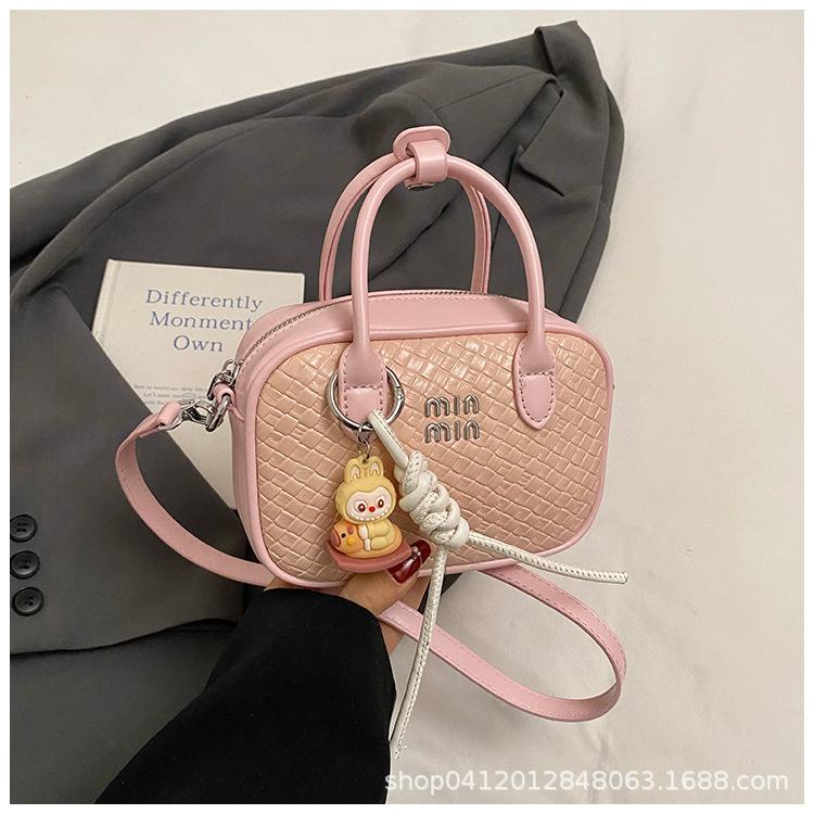 

2025 новый нишевый дизайн портативная сумка-бостон корейская версия универсальная дорожная сумка через плечо модная женская сумка-мессенджер розовый