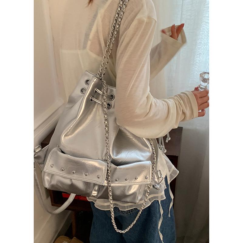 

Korean version of casual large capacity shoulder backpack women s bag 2025 new fashion chain backpack casual bucket bag серебряный
