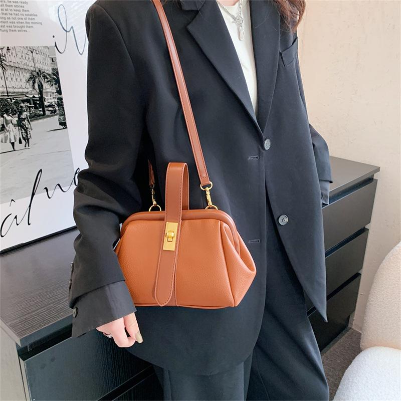 Bag Women's 2024 Autumn and Winter New Fashion Lock Portable Clip Shell Bag Versatile Shoulder Messenger Bag