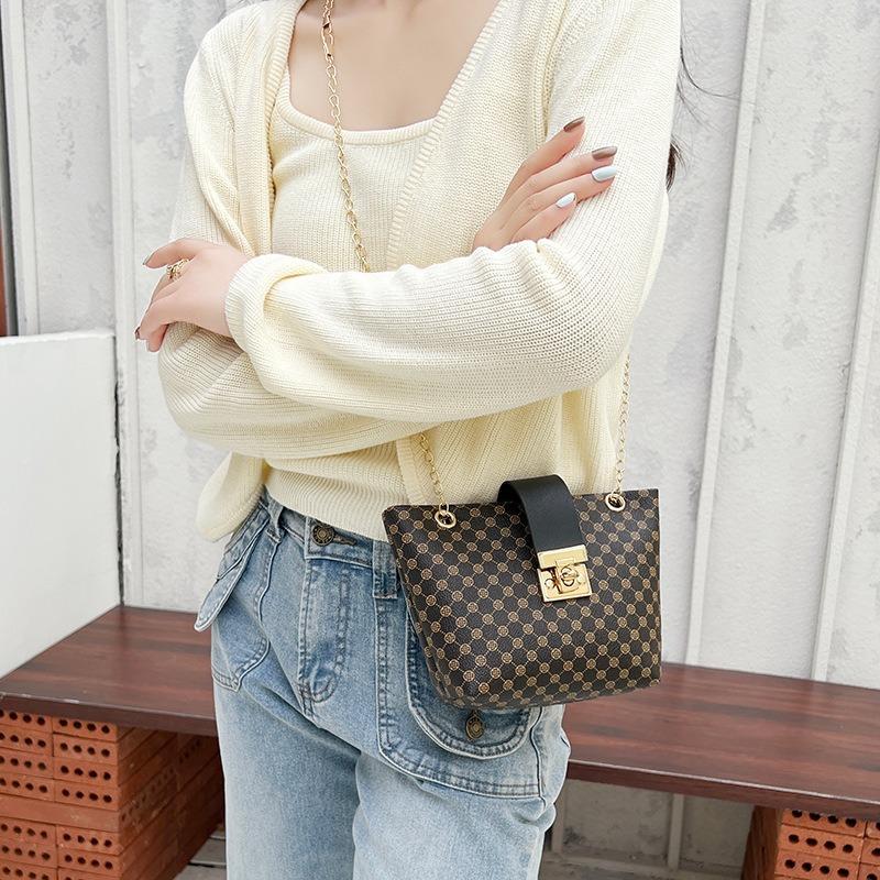 Casual embroidery printing pumping belt lock chain shoulder women's bag new trend versatile bucket bag