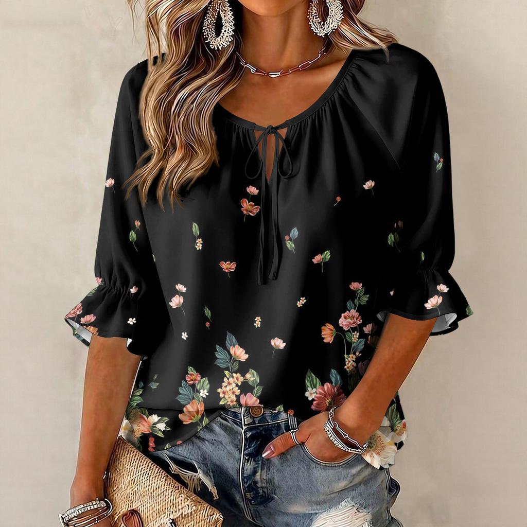 Damebluse med retro blomsterprint, volanger og trekvart ermer, med knytehals