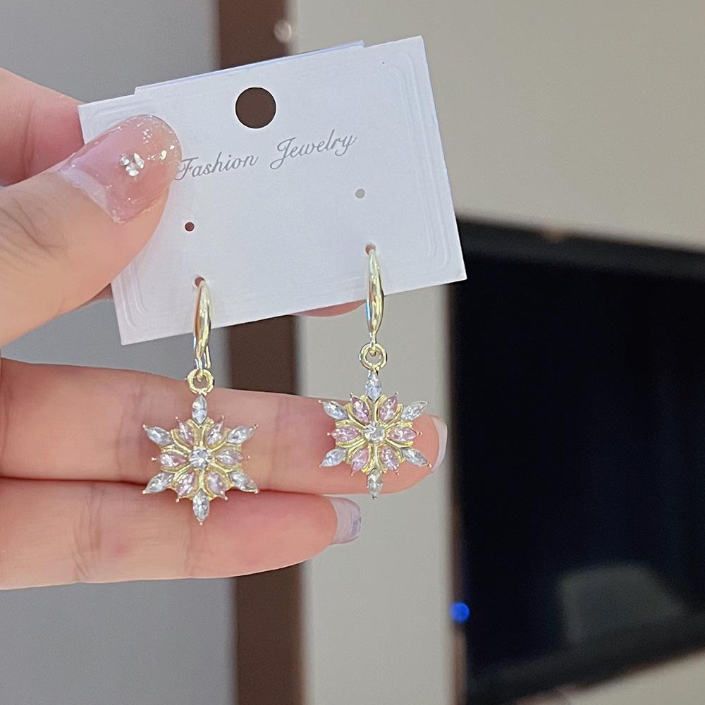 

2024 Exquisite Rhinestone Snowflake Earrings: Autumn/Winter Korean Style, Fashionable and Versatile