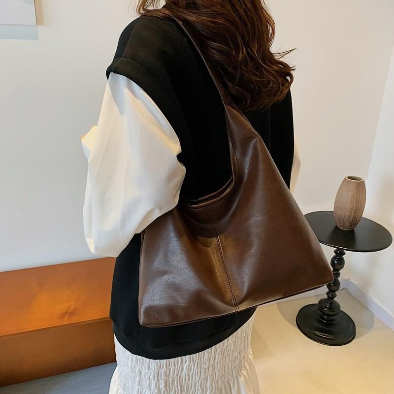 Geräumige Schwarze Pu-Tragetasche Für Damen Mit Schickem Streetstyle Und Elegantem Design