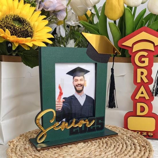 Dřevěný fotorámeček k promoci 2025, fotorámeček na památku s promoční čepicí, dárek pro střední školu a vysokou školu