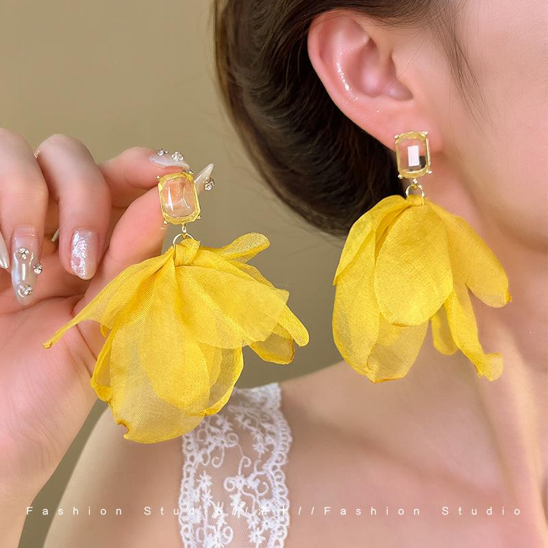 Yellow flower pendant earrings, sweet temperament earrings, fashionable and versatile high-end earrings.