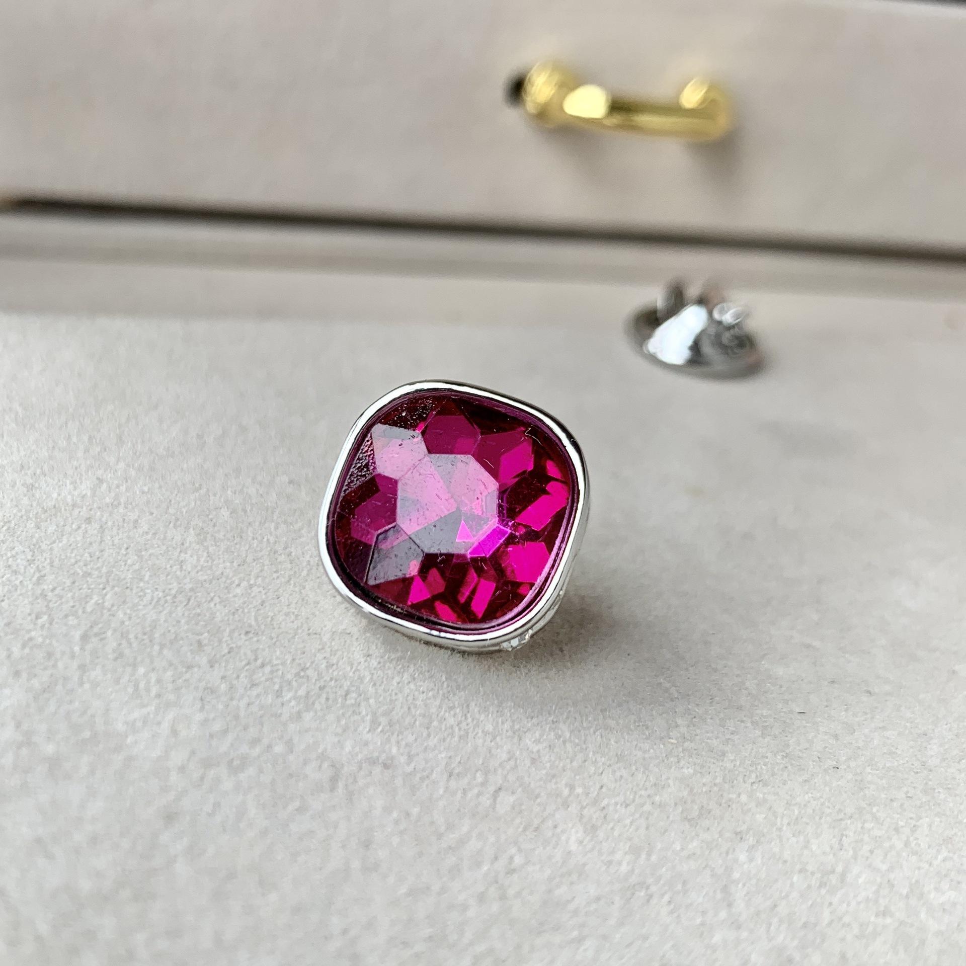 

Exquisite Crystal Lapel Pin: Anti-Exposure Fixation Brooch