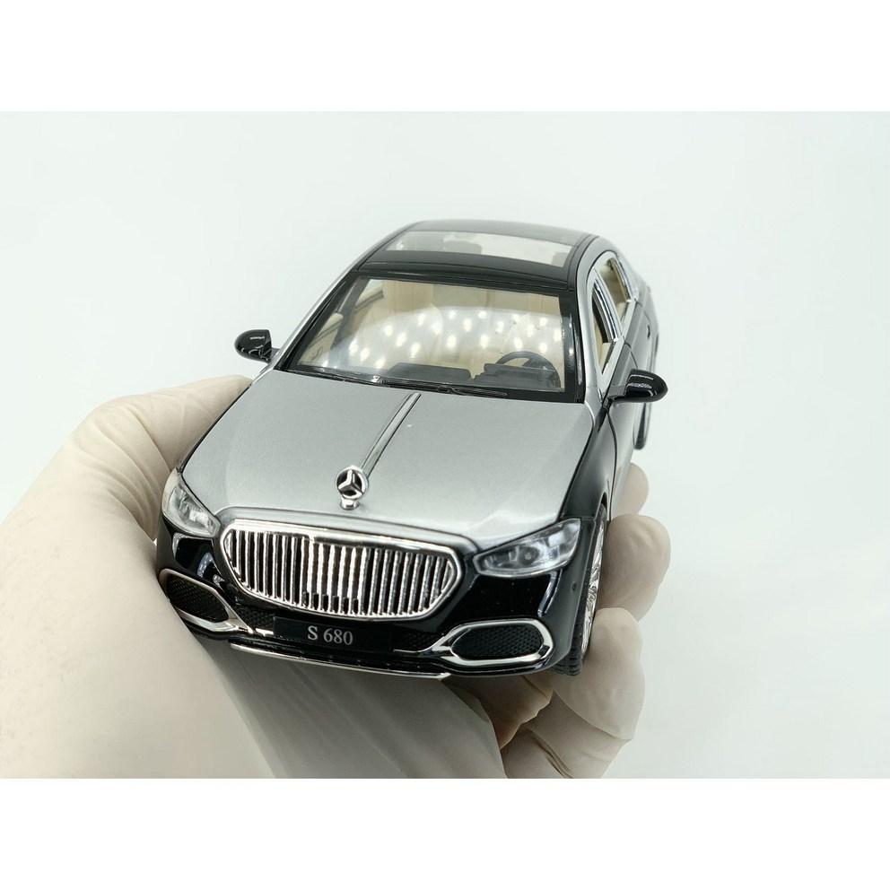 1:22 Scale Mercedes-Benz Maybach Diecast Model Car - GTR GTS AMG Series - Black & White Collectible Toy