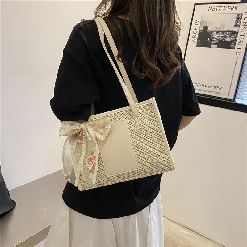 Internet celebrity spring bag women's 2025 new fashion woven shoulder bag large capacity casual contrasting straw tote bag