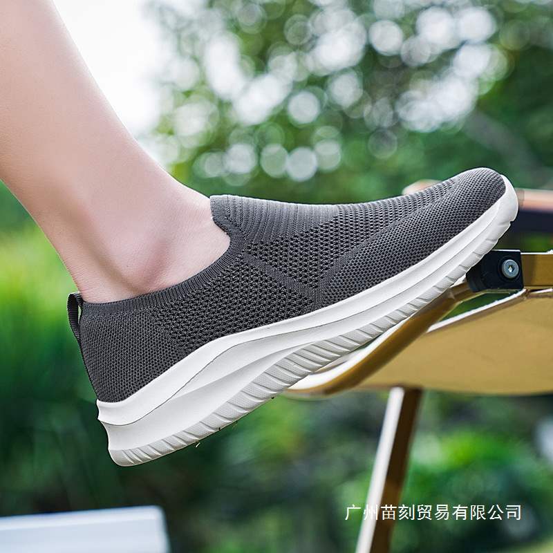 Stepping Shoes Summer Large Size Fly-woven Breathable Shoes Sports Lightweight Soft-soled Running Travel Shoes