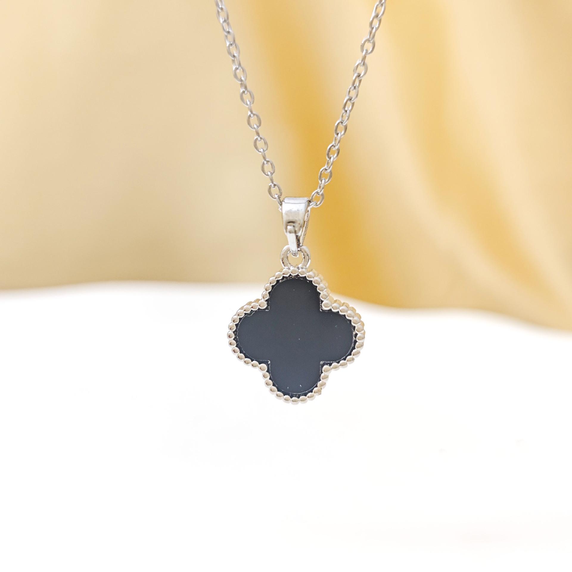 

Elegant Four-Leaf Clover Necklace for Women: Light Luxury Design with Pearl and Diamond Pendant